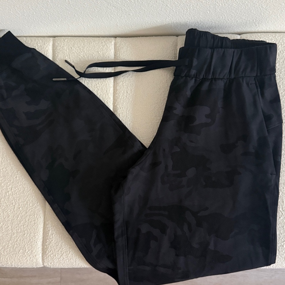 Lululemon Athletica Stretch Camouflage Jogger Pants - Size 2